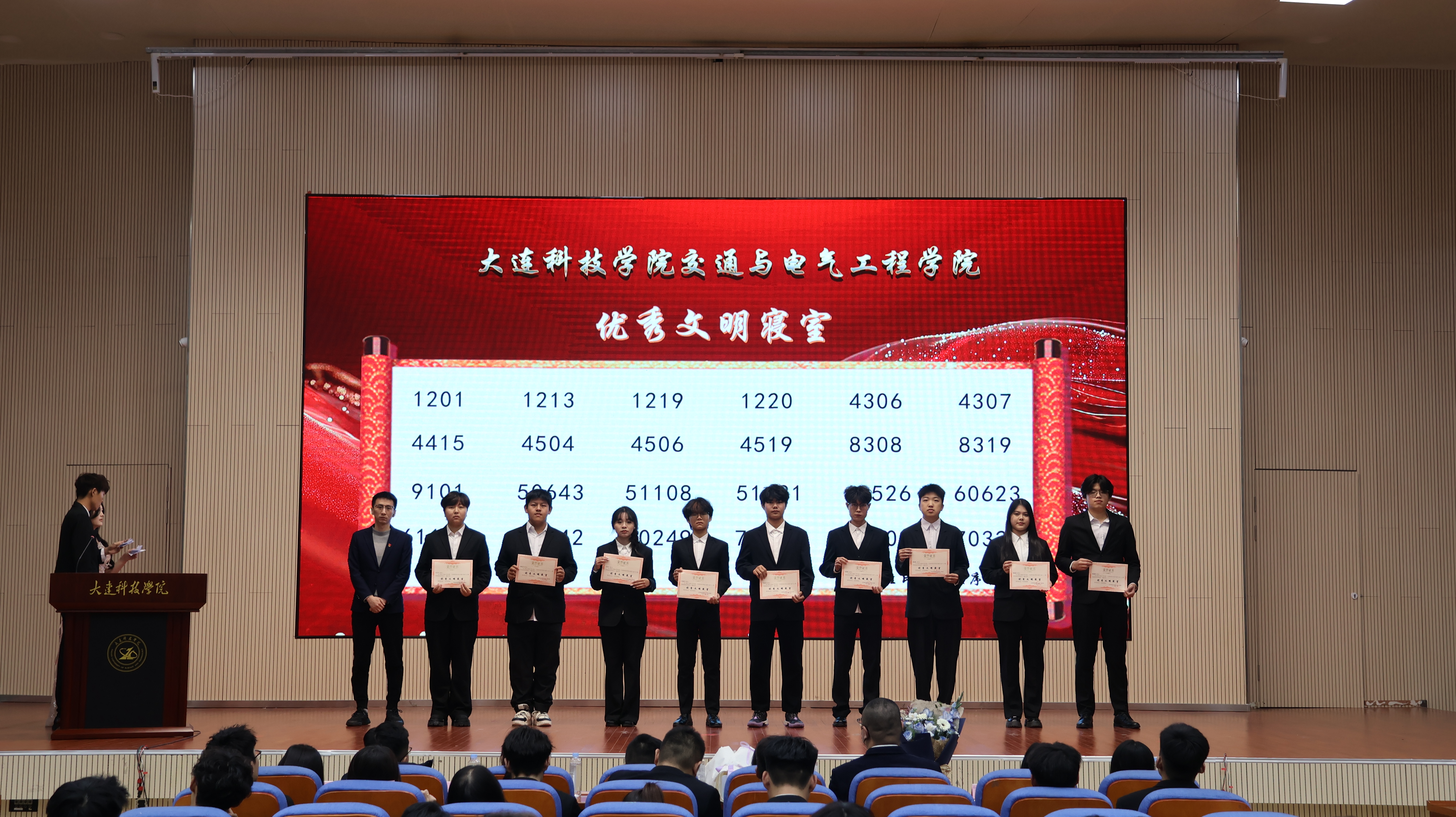 颁发 “优秀文明寝室”荣誉证书.JPG