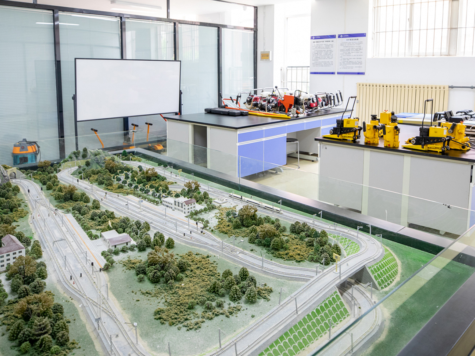 A122道路与铁道工程实验室（铁道方向）