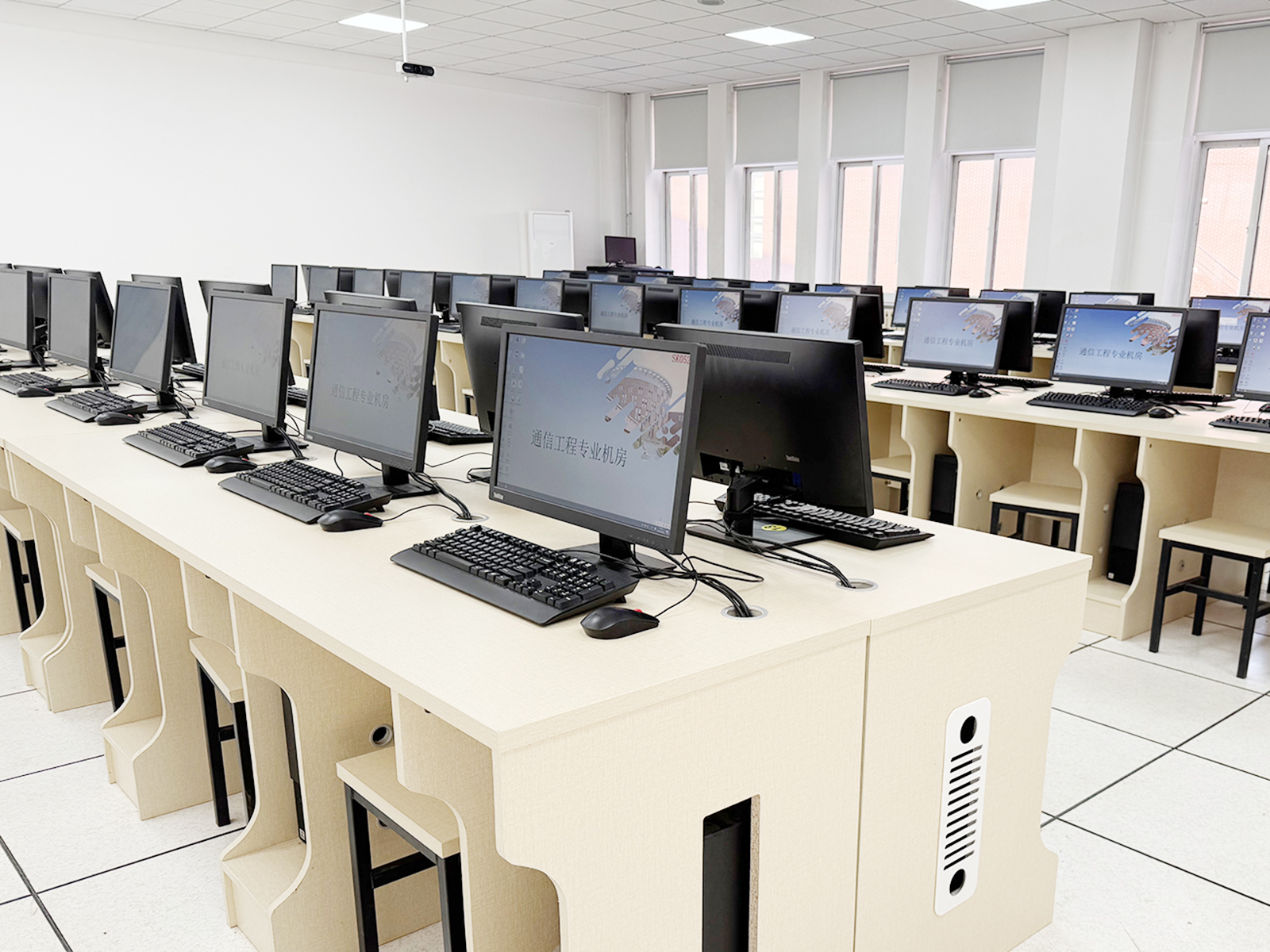 B213通信工程专业机房