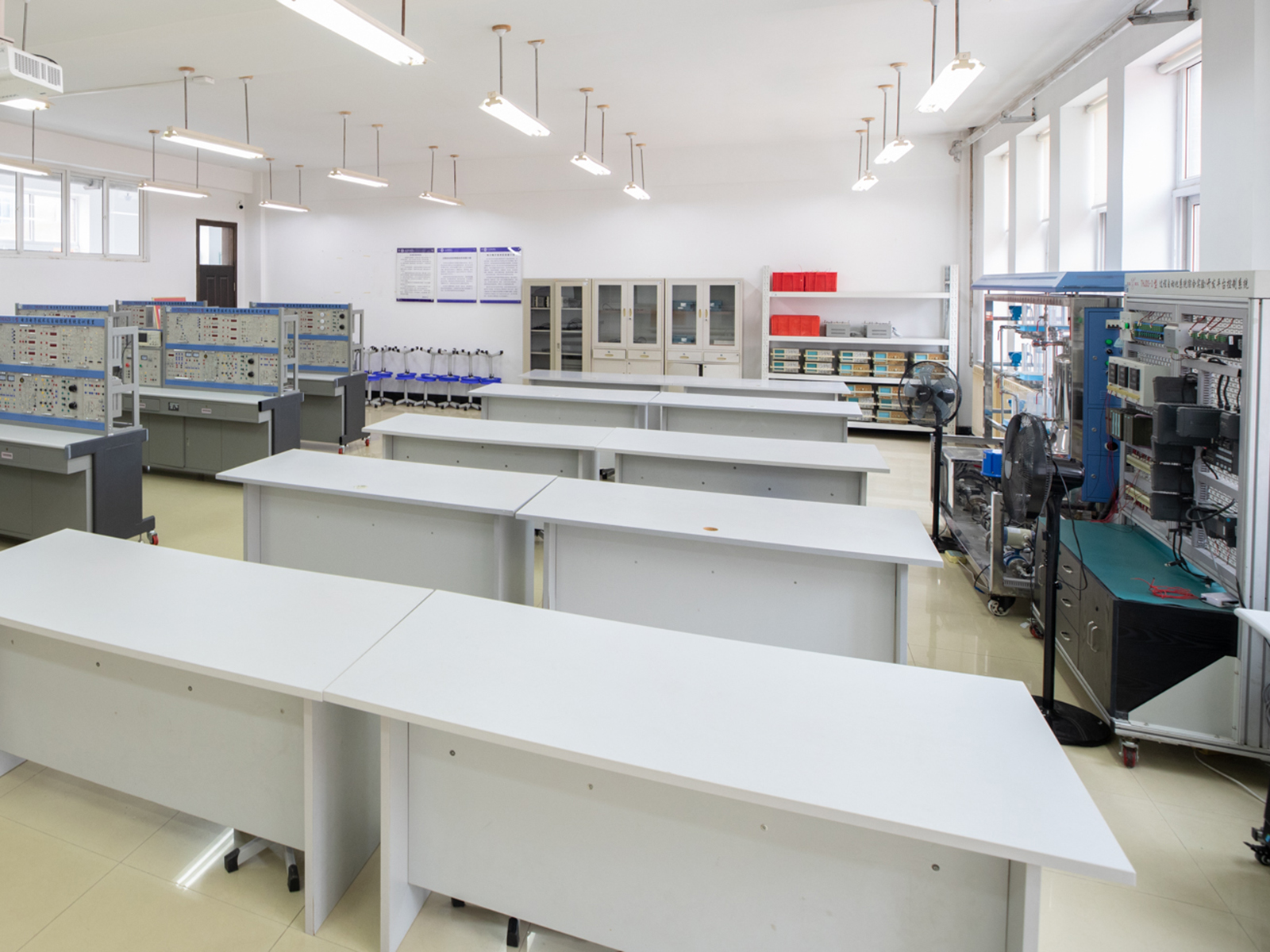 B513过程自动化控制综合实验室、电力电子技术实验室