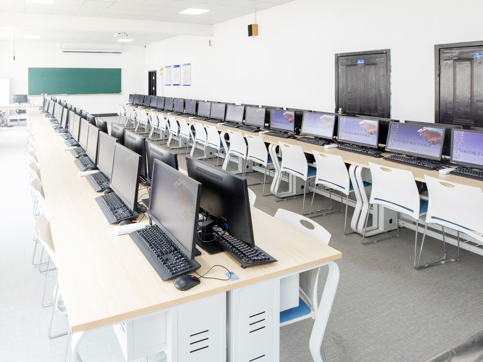 D405电子商务专业机房
