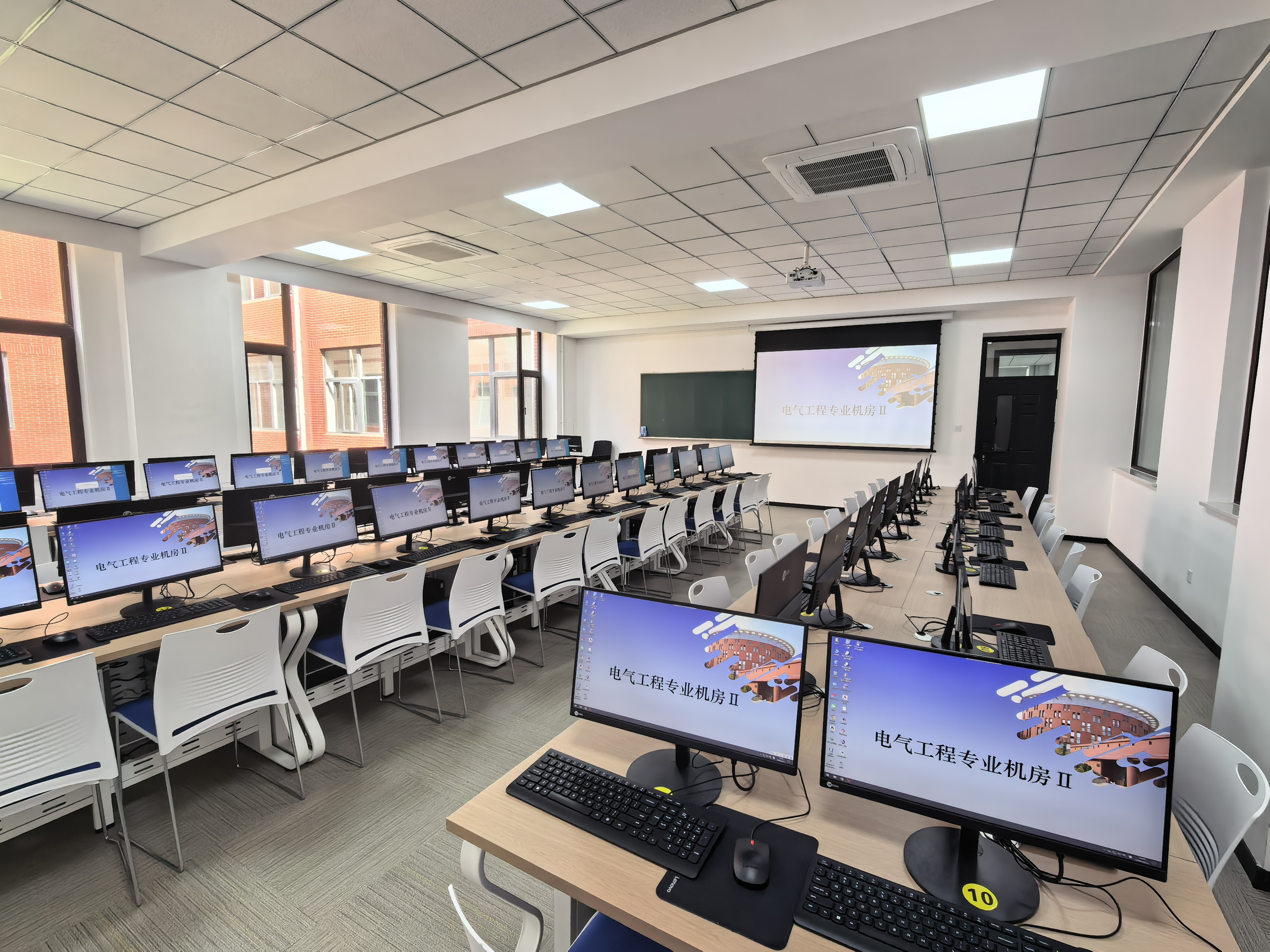 B215电气工程及其自动化专业机房