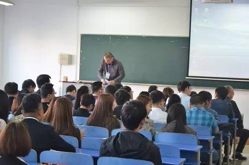 蒞臨本次招聘會的領導和嘉賓有大連科技學院招生就業處副處長彭慧老師